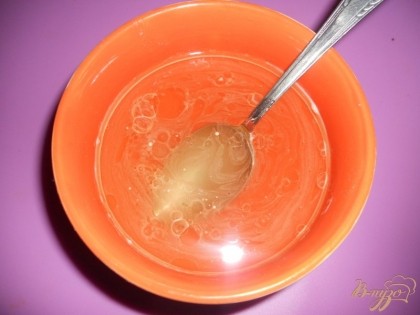 В отдельной миске растворяем сахар в теплой воде. Затем добавляем к мёду воду с сахаром и подсолнечное масло. Всё хорошо перемешиваем.