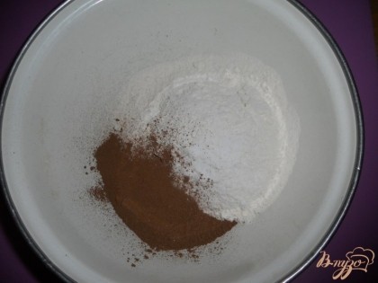 Соединяем муку с содой, корицей и какао-порошком (какао-порошек берем несладкий). Добавляем щепотку соли.