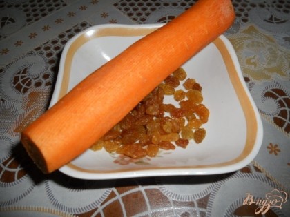 Этот салат состоит из трёх слоев. Для первого нам понадобится свежая морковь и изюм без косточек. Также для каждого слоя используем в качестве заправки майонез. Морковь чистим, изюм замачиваем в воде, чтобы стал мягким.