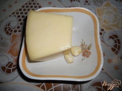 Для второго слоя берем любой твердый сыр, желательно поострее, и чеснок. Чеснок чистим.