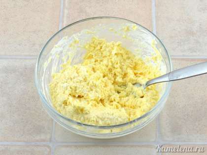 В емкость положить сыр, яйцо и чеснок, выдавленный через чеснокодавилку. Заправить майонезом, хорошо перемешать в однородную массу.