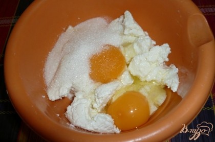 Затем добавляем к творогу два яйца (если яйца мелкие, то три) и сахарный песок. При указанном в ингредиентах количестве сахара запеканка получается чуть сладкая, для сладкоежек количество сахара надо увеличить как минимум вдвое.