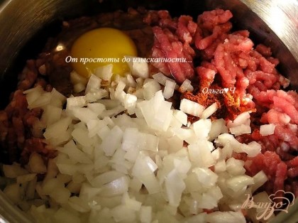 Приготовить мясные шарики. К фаршу добавить яйца, соль, молотый перец, паприку, мелко нарезанный лук, перемешать.