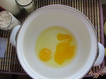 Первым делом Вам нужно вбить два яйца в подходящею посуду для размешивания теста. Хорошо взбить их венчиком.