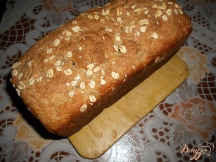Готовый хлеб вынимаем из формы и даем полностью остыть. Теплый хлеб немного пахнет дрожжами, у остывшего этот запах не чувствуется. Из указанного количества ингредиентов получается одна, но довольно увесистая буханочка (~850-900г).