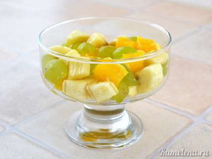 По креманкам или бокалам разложить фрукты.