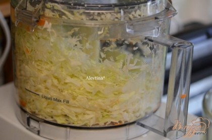 Нашинковать капусту в ручную или в кухонном процессоре.