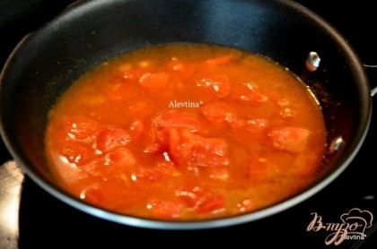 Готово! Разогреть оливковое масло обжарить чеснок с тмином и паприкой 1 мин. Добавить 100 мл воды и баночные томаты. Довести до кипения, убавить огонь.