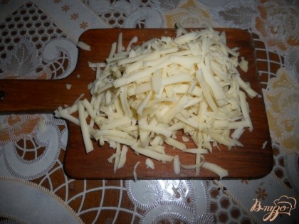 Оставшийся сыр (приблизительно 100 грамм) натираем на крупной терке.