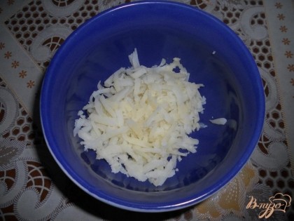 Отвариваем до готовности рис и картофель (во время варки солим). Картофель можно отварить как в мундире, так и предварительно почистив. Даем картофелю остыть, затем натираем его на крупной терке.