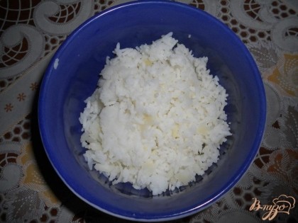Рис откидываем на сито, даем стечь лишней жидкости, остужаем, затем добавляем к натертому картофелю.