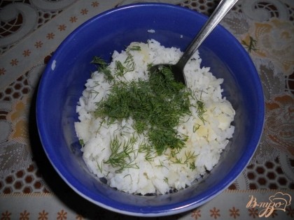 После этого добавляем к рису и картофелю нарезанный укроп или другую зелень по наличию и желанию (зеленый лук, петрушку, сельдерей).