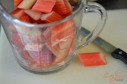 Разогреть духовку до 190 гр. Смазать форму квадратную маслом.Очистить и порезать клубнику, затем ревень.