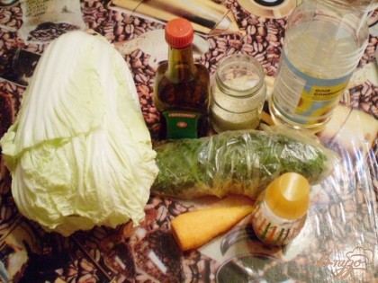 Приготовьте продукты для салата.