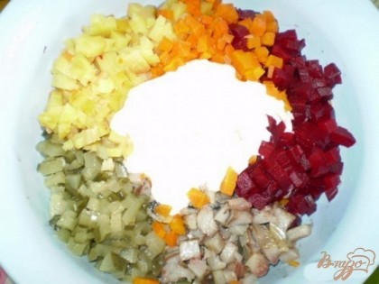 Все овощи порезать кубиками, в том числе и рыбу. Я в шубу иногда добавляю маринованный огурец, это придает сочность салату. Заправьте салат домашним майонезом, соль, перцем. Перемешайте.
