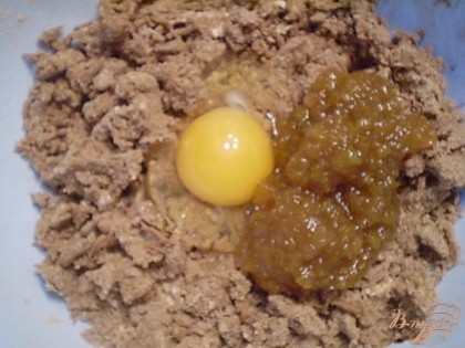 Добавляем уксус (для гашения соды, примерно 1 ч.л), яйцо и джем густой.