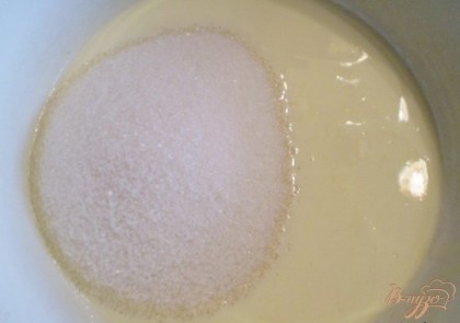 Теплый маргарин смешать с сахаром, можно на бане.