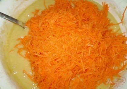 Морковь вымыть, очистить, натереть на мелкой терке. Добавить в готовое тесто. Перемешать тщательно.