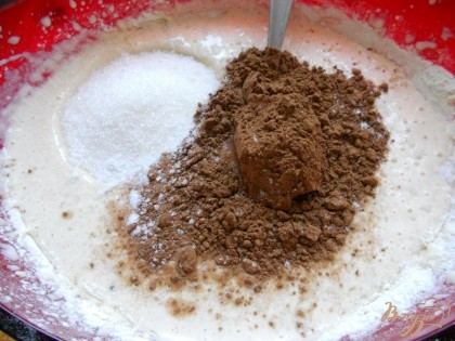 К полученной смеси добавляем сахар и несладкий какао-порошок (какао добавляем щедро, столовые ложки берем с хорошим верхом).
