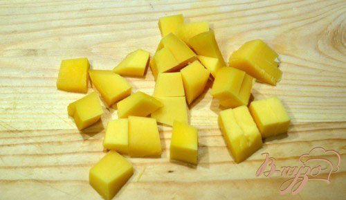 Твердый сыр нарезать на кубики. Для данного блюда можно взять любой почти сыр (твердый типа Российского, фету, моцареллу, Дор Блу, Голубой лазур или любой другой вкусный сыр с ярким вкусом).