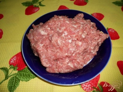 Берем фарш (например, свиной или смешанный), а лучше прокручиваем мясо через мясорубку самостоятельно.