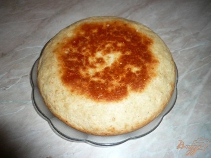 Готовый пирог перекладываем на плоскую тарелку и остужаем. В горячем или теплом виде он не очень хорошо режется.