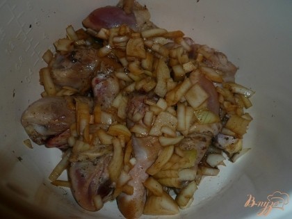 Когда куриные голени обжарятся, сливаем с лука остатки соевого соуса, затем выкладываем лук в чашу к голеням.