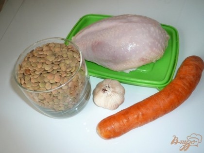Продуктов понадобится совсем небольшой список: чечевица (лучше зеленая, она не разваривается), средняя куриная грудка, морковь, чеснок, соль и перец.
