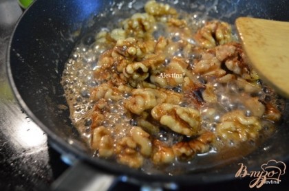 Приготовим карамельные орехи. Как делать их в рецепте “Cалат с карамельными орехами и мандаринами”. Или используем обычные,подсушенные слегка.