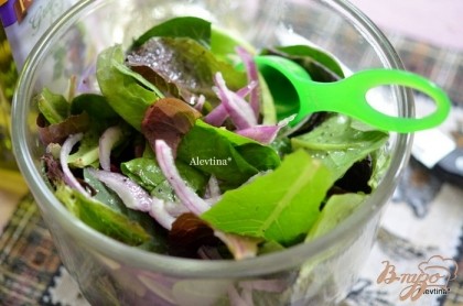 Приготовим салатную смесь из беби шпинат листья,беби салат -латук, если крупные порвать,радиккьо. Смешать оливковое масло и винный белый уксус, посолить и поперчить. Сбрызнуть салат.