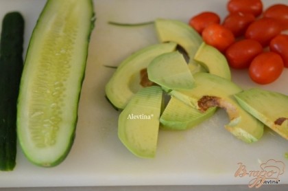 Готово! Приготовим овощи для салата. Огурец порежем тонко,авокадо очистим от кожуры и косточки, помидоры шерри разрежем  на пополам.