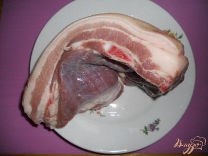 Для запекания выбираем кусок свиной грудинки весом приблизительно килограмм, кожу срезать не надо. Мясо промываем, кожу скоблим ножом, чтобы стала чистой и гладкой. Даем мясу обсохнуть или же как следует промокаем его при помощи салфеток.