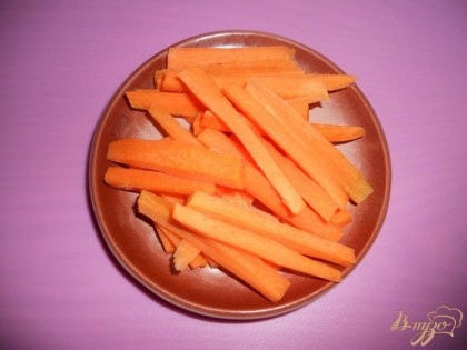 Свежую морковь моем, чистим и нарезаем брусочками, каждый брусочек длинной примерно по пять сантиметров, а толщиной - полсантиметра.