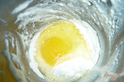 Затем к этой смеси добавляем яйцо, крахмал, ванильный сахар и разрыхлитель.