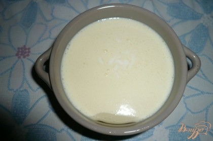 Керамический горшочек (или другую какую формочку для духовки) смазываем внутри подсолнечным маслом и выливаем в горшочек полученную смесь.