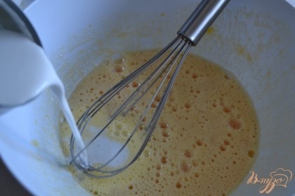Яйца взбить с сахаром , влить кокосовое молоко и хорошо размешать.