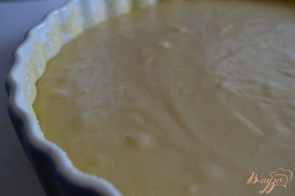 Форму смазать маслом и посыпать манной крупой.Выложить тесто.