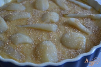 Кусочки груш выложить на поверхность и немного вдавить в тесто.Посыпать коричневым сахаром.