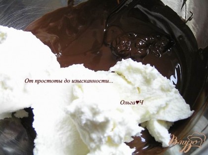 А пока приготовить крем. Шоколад растопить на водяной бане, добавить творожный сыр, перемешать до однородности.