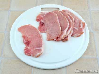 Мясо порезать на порционные ломтики шириной 0,5-1 см. Отбить каждый кусочек кухонным молотком. Затем посолить, поперчить.