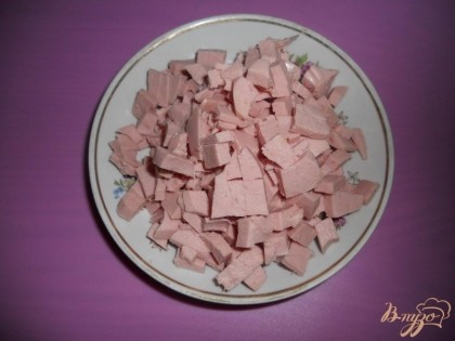 Вареную колбасу нарезаем мелкими кубиками (вместо вареной колбасы можно использовать отварное куриное мясо - будет еще более диетический вариант салата).