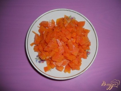 Вареную морковь чистим, нарезаем кубиками. Все ингредиенты должны быть нарезаны кубиками примерно равного размера.