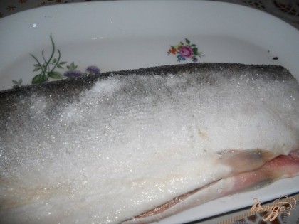 Сворачиваем рыбу обратно в тушку и посыпаем солью и сахаром сверху с обеих сторон.
