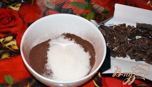 В кастрюле, с толстыми стенками, поставьте на огонь 400 мл сливок. Для приготовления десерта лучше использовать сливки 25-33%. Можно взять и 15-20%, но тогда десерт не будет таким густым и его нужно будет пить как горячий шоколад. При постоянном помешивании дайте сливкам закипеть. Паралельно, смешайте в емкости какао порошок, сахар, соль и ваниль. Смешивайте до однородности сыпучей массы.