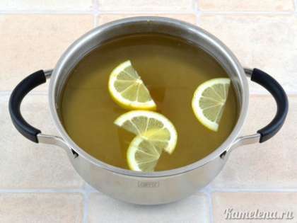 Немного остудить, добавить несколько долек лимона, мед или сахар по вкусу.