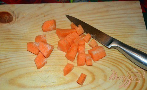 Пока лук томится, нам нужно очистить и нарезать морковь. Размер фрагментов моркови особого значения не имеет. Пассеровать в масле морковь следует, ибо так она лучше усваивается. Для ускорения процесса термообработки мы просто нарежим ее на кубики.