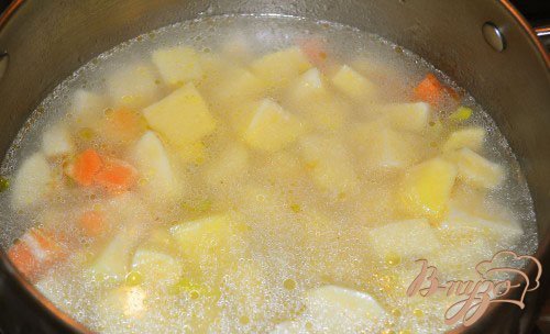 К овощам добавить картофель. Залить горячей водой овощи так, чтоб они все были под водой. Варим до готовности картофеля. На это уйдет около 15 минут.