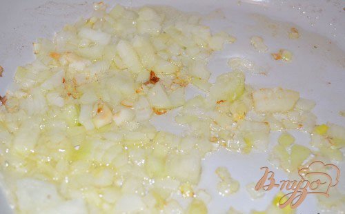 На сковороде с добавлением небольшого количества растительного масла обжарить лук. Луг не должен быть горелым. Его следует довести до легкого румянца.
