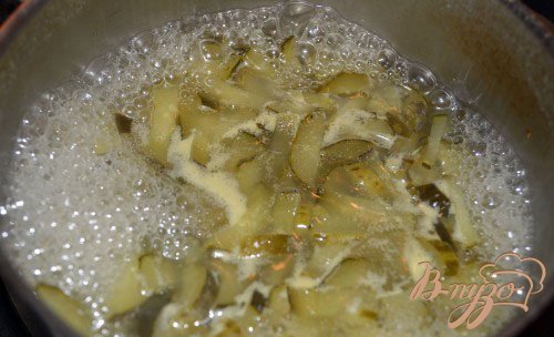 Итак, подитожим: бульон с картофелем варится, огурцы отдельно тоже варятся. Лук мы обжарили. Когда картофель будет мягким, в основной суп добавляем жаренный лук и нарезанный язык. Варим 5-7 минут. Теперь добавляем отдельно варящиеся огурцы вместе с жидкостью.