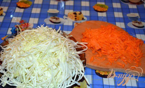 Пока лук жарится, нашинкуйте белокачанную капусту и натрите на терку морковь.